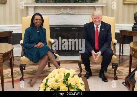 Il presidente Donald Trump incontra l'ex Segretario di Stato Condoleezza Rice nell'Ufficio ovale, venerdì 31 marzo 2017. (Foto ufficiale della Casa Bianca di D. Myles Cullen) Foto Stock