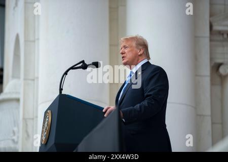 Il presidente Donald J. Trump parla durante l'osservanza del Memorial Day nel Memorial Amphitheatre presso l'Arlington National Cemetery, Arlington, Virginia, 28 maggio 2018. Questa è stata la cerimonia di deposizione delle ghirlande e osservanza del 150° Memorial Day presso il cimitero nazionale di Arlington, condotta da Trump e dal Segretario alla difesa James Mattis. (Foto U.S. Army di Elizabeth Fraser / Arlington National Cemetery / rilasciata) Foto Stock