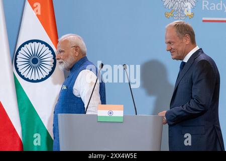 Il primo ministro indiano Narendra modi e il primo ministro polacco Donald Tusk hanno visto dopo la loro conferenza stampa. Il primo ministro polacco Donald Tusk e il primo ministro indiano Narendra modi hanno tenuto una dichiarazione stampa congiunta durante la visita ufficiale di modi in Polonia. Entrambi i leader hanno sottolineato la crescente importanza della cooperazione strategica tra le loro nazioni, in particolare in aree come il commercio, la tecnologia e la sicurezza globale. Tusk ha sottolineato l'impegno della Polonia a rafforzare i legami diplomatici con l'India, mentre modi ha sottolineato i benefici reciproci di una più stretta collaborazione economica e di uno scambio culturale. Il lievito Foto Stock