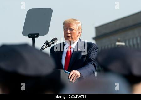 Il presidente Donald J. Trump pronuncia le sue osservazioni in occasione della cerimonia di osservazione del Pentagono dell'11 settembre, mercoledì 11 settembre 2019, al Pentagono di Arlington, Virginia (foto ufficiale della Casa Bianca di Andrea Hanks) Foto Stock