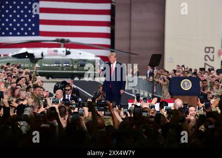 Il presidente Donald J. Trump si rivolge ai membri del servizio di stanza durante la sua visita alla base aerea di Osan, Repubblica di Corea, il 30 giugno 2019. Le forze statunitensi in tutta la penisola sono incaricate di dissuadere l'aggressione, difendere la Repubblica di Corea e mantenere la stabilità nel nord-est asiatico. (Foto U.S. Air Force di staff Sgt. James L. Miller) Foto Stock