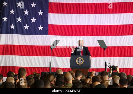 Presidente Donald Trump parla al servizio degli Stati Uniti e i membri delle loro famiglie durante il suo primo discorso d'oltremare per le truppe a Naval Air Station Sigonella, Italia, Maggio 27, 2017. Trump ha viaggiato per la Sicilia al fine di partecipare al Vertice G7 e si incontrano con altri leader politici di tutto il mondo, per includere il Primo Ministro italiano Paolo Gentiloni. NASSIG è strategicamente situato a base in grado di supportare una vasta gamma di operazioni che ospita i marinai, aviatori, soldati e marines con scopi speciali Air-Ground Marine Task Force - Risposta in caso di crisi - Africa. (U.S. Marine Corps foto di Sgt. Samuel Guerra/rilasciato) Foto Stock