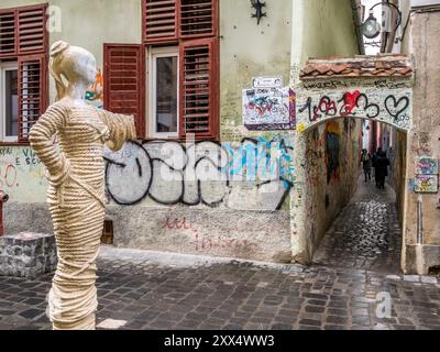 Statua di Rope Lady all'ingresso della strada Sforii, Brasov, Romania. Foto Stock