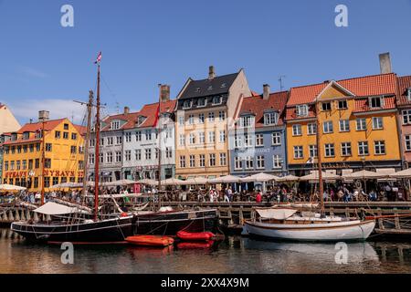 Colorati edifici e barche sul lungomare a Nyhavn, Copenhagen, Danimarca Foto Stock