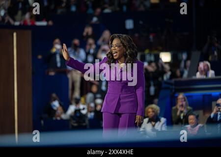 Chicago, Stati Uniti d'America. 21 agosto 2024. Oprah Winfrey parla alla Convention Nazionale Democratica del 2024 a Chicago, Illinois, USA, allo United Center mercoledì 21 agosto 2024. Crediti: Annabelle Gordon/CNP/Sipa USA crediti: SIPA USA/Alamy Live News Foto Stock