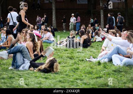 Parigi, Francia. 21 agosto 2024. La gente partecipa al concerto dal vivo. Il primo giorno della 21a edizione del festival musicale Rock en Seine ha accolto la cantante americana Lana del Rey al Domaine National Saint-Cloud di Parigi. Credito: SOPA Images Limited/Alamy Live News Foto Stock