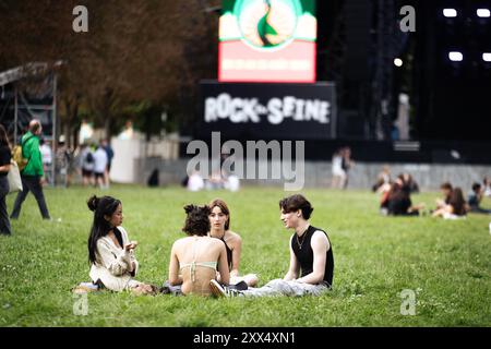 Parigi, Francia. 21 agosto 2024. La gente partecipa al festival musicale Rock EN Seine. Il primo giorno della 21a edizione del festival musicale Rock en Seine ha accolto la cantante americana Lana del Rey al Domaine National Saint-Cloud di Parigi. Credito: SOPA Images Limited/Alamy Live News Foto Stock