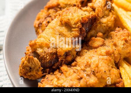 Bistecche fritte dell'Idaho fatte in casa con patatine fritte Foto Stock