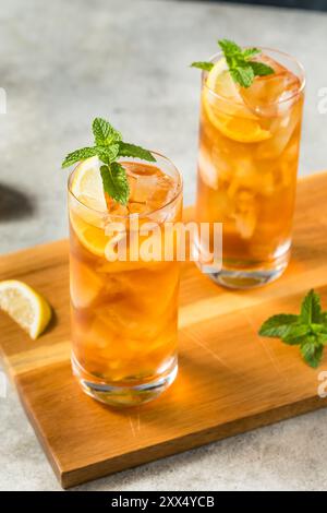 Tè dolce freddo rinfrescante con limone e menta Foto Stock
