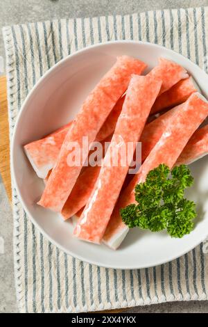 Bastoncini biologici per la carne di granchio cruda pronti da mangiare Foto Stock