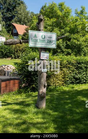 Segui le indicazioni per l'Harzer Hexen-Stieg Trail a Osterode, Germania Foto Stock