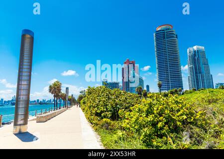 Passeggiata lungo il South Pointe Park e due torri del complesso di appartamenti Continuum on South Beach, Miami Beach, Florida, Stati Uniti Foto Stock