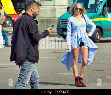 Glasgow, Scozia, Regno Unito. 22 agosto 2024. Meteo nel Regno Unito: Il sole nel centro della città dopo e la tempesta ha visto la gente del posto e i turisti. George Square ha fornito vari siti insoliti. Credit Gerard Ferry/Alamy Live News Foto Stock