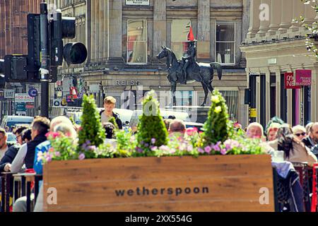 Glasgow, Scozia, Regno Unito. 22 agosto 2024. Meteo nel Regno Unito: Il sole nel centro della città dopo e la tempesta ha visto la gente del posto e i turisti. George Square ha fornito vari siti insoliti. Credit Gerard Ferry/Alamy Live News Foto Stock