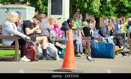 Glasgow, Scozia, Regno Unito. 22 agosto 2024. Meteo nel Regno Unito: Il sole nel centro della città dopo e la tempesta ha visto la gente del posto e i turisti. George Square ha fornito vari siti insoliti. Credit Gerard Ferry/Alamy Live News Foto Stock