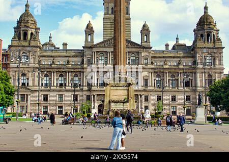 Glasgow, Scozia, Regno Unito. 22 agosto 2024. Meteo nel Regno Unito: Il sole nel centro della città dopo e la tempesta ha visto la gente del posto e i turisti. George Square ha fornito vari siti insoliti. Credit Gerard Ferry/Alamy Live News Foto Stock