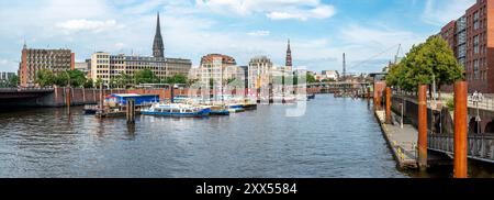 Amburgo, Germania, 19 luglio 2024 - Vista panoramica molto ampia sul porto interno con navi ricreative presso HafenCity, il centro della città Foto Stock