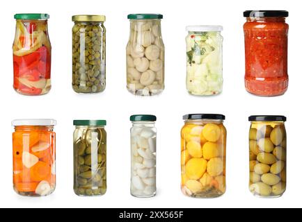 Vasetti di vetro con diversi cibi in scatola e sottaceto su sfondo bianco Foto Stock