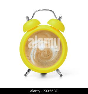 Sveglia gialla con caffè anziché quadrante su sfondo bianco Foto Stock