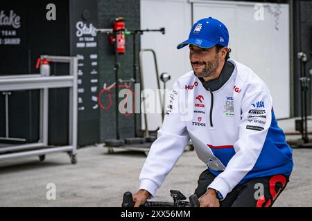 22 agosto 2024; circuito Zandvoort, Zandvoort, Olanda, Olanda settentrionale, paesi Bassi; Formula 1 Heineken Dutch Grand Prix 2024; Arrivals and Inspection Day; Daniel Ricciardo (AUS) di Visa Cash App RB si allontana dal garage Foto Stock