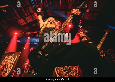 Copenaghen, Danimarca. 21 agosto 2024. La band death metal americana Intantation esegue un concerto dal vivo al Pumpehuset di Copenhagen. Qui il cantante e chitarrista John McEntee viene visto dal vivo sul palco. Credito: Gonzales Photo/Alamy Live News Foto Stock