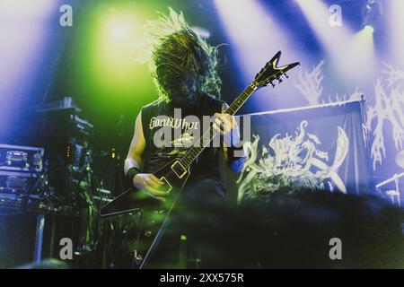 Copenaghen, Danimarca. 21 agosto 2024. La band death metal americana Intantation esegue un concerto dal vivo al Pumpehuset di Copenhagen. Qui il chitarrista Luke Shively viene visto dal vivo sul palco. Credito: Gonzales Photo/Alamy Live News Foto Stock