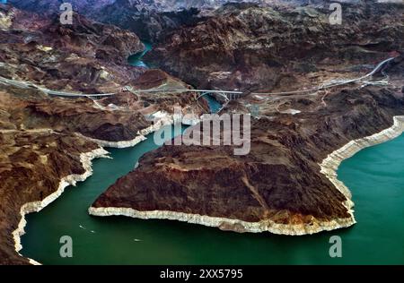 La diga di Hoover, il fiume Colorado e il bordo del lago Mead, visti dall'alto sull'area ricreativa nazionale del lago Mead. Foto Stock