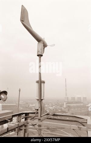 Un contatore eolico e un tester della qualità dell'aria sopra una torre alta 90 metri sul sito di una centrale elettrica a carbone. Foto Stock