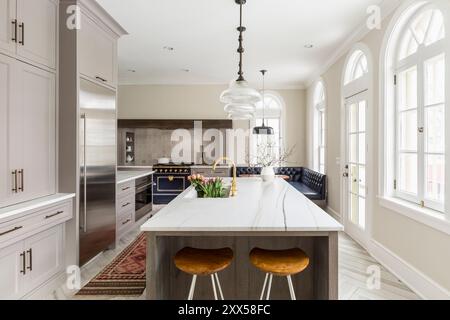 Cucina con finestre a metà tonde e stile rustico francese Foto Stock