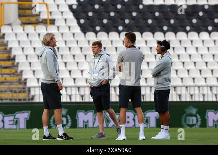 Belgrado, Serbia. 22 agosto 2024. I giocatori di Gent ispezionano il campo prima di una partita di calcio tra il serbo FK Partizan Belgrado e il belga KAA Gent, giovedì 22 agosto 2024 a Belgrado, Serbia, la prima tappa dei play-off per la competizione UEFA Conference League. BELGA PHOTO NIKOLA KRSTIC credito: Belga News Agency/Alamy Live News Foto Stock