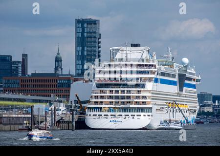 Amburgo, Germania - 08 10 2024: Vista della poppa della nave da crociera ormeggiata Aida Luna nel porto di Amburgo Foto Stock