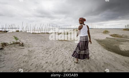 Rashed (cima bianca, gamcha rosso) dice a nome degli abitanti del villaggio che ciò di cui hanno veramente bisogno a questo punto è un luogo più duraturo in cui possono allestire le loro abitazioni e puntare lontano dal fiume verso un'area che, secondo lui, difficilmente eroderà presto, ed è più alta di quella in cui ci troviamo. Egli è lieto che durante l'Eid del sacrificio, Runa Khan abbia scelto di sacrificare una mucca su questo carretto, in questo villaggio, e tutti gli abitanti del villaggio hanno partecipato alla festa. Così hanno potuto festeggiare nonostante le circostanze. Foto Stock