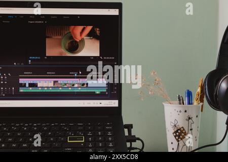 editing di video sul notebook a casa Foto Stock