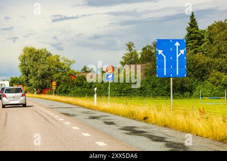 Vista dell'autostrada in un giorno coperto con segnali stradali che segnalano i prossimi autovelox. Svezia. Foto Stock