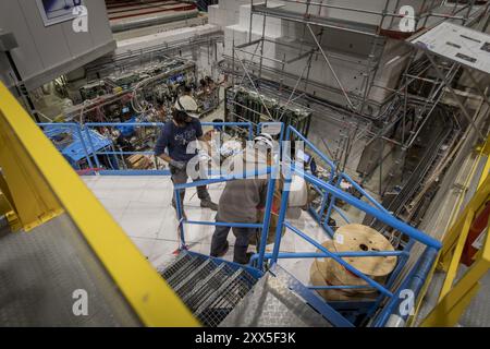 Gli scienziati e gli ingegneri del CERN si stanno preparando per il prossimo grande capitolo della storia del più grande laboratorio di ricerca del mondo. Sono in corso piani per la costruzione di un altro collisore di particelle quattro volte più grande del collisore LHC - Large Hadron. Foto Stock