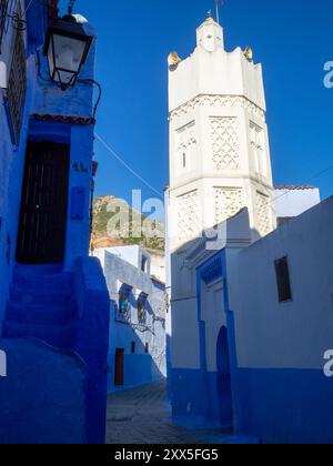 La Moschea Bianca del minareto Souk sopra le case indaco di Chefchaouen, Marocco Foto Stock