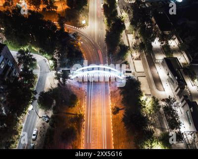 Il ponte Zoolohichnyy illuminato di notte dall'alto guarda verso il basso sulla discesa Klochkivskyj nella città di Charkiv in una lunga esposizione Foto Stock