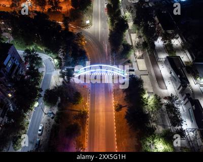 Ponte notturno aereo Zoolohichnyy con illuminazione, con vista verso il basso sulla discesa Klochkivskyj nella città di Charkiv a lunga esposizione Foto Stock