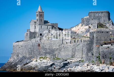 Splendida vista della chiesa fortificata di San Pietro su una piccola penisola rocciosa a Portovenere, Italia. Foto Stock