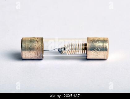 Fusibile elettrico da 20 x 5 mm, ritardo, soffiaggio lento, corpo in vetro, standard internazionale, per l'uso in una moltitudine di applicazioni in cui sicurezza e compone Foto Stock