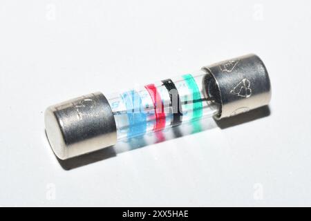 Fusibile, fusibili da 20 x 5 mm, corpo in vetro, ritardo, lento, con bande colorate. Per l'uso in una moltitudine di applicazioni in cui sicurezza e protezione dei componenti Foto Stock