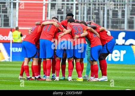 Linz, Austria. 22 agosto 2024. LINZ, AUSTRIA - 22 AGOSTO: Squadra della FCSB Bucarest durante il Play-off di UEFA Europa League 1st Leg match tra LASK e FCSB Bucharest Oberoesterreich Arena il 22 agosto 2024 a Linz, Austria.240822 SEPA 20 027 - 20240822 PD8383 credito: APA-PictureDesk/Alamy Live News Foto Stock