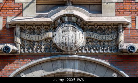 Insegna scolpita all'ingresso dell'Institut Catholique de Paris (ICP), un'università cattolica e un istituto privato di istruzione superiore Foto Stock