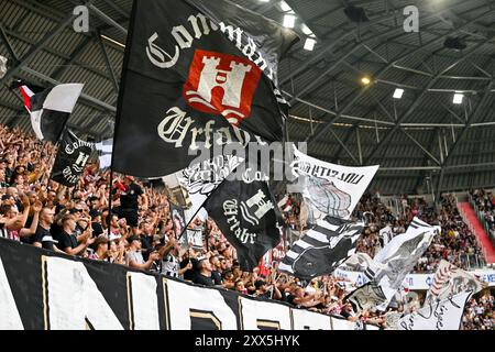 Linz, Austria. 22 agosto 2024. LINZ, AUSTRIA - 22 AGOSTO: Tifosi di Lask durante il Play-off di UEFA Europa League 1st Leg match tra LASK e FCSB Bucharest Oberoesterreich Arena il 22 agosto 2024 a Linz, Austria.240822 SEPA 20 030 - 20240822 PD8401 credito: APA-PictureDesk/Alamy Live News Foto Stock