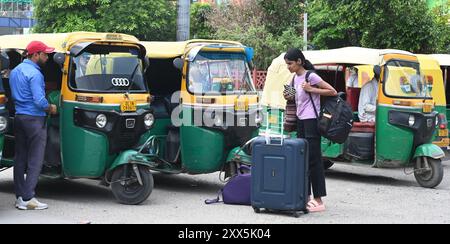 Nuova Delhi, India. 22 agosto 2024. NUOVA DELHI, INDIA - 22 AGOSTO: Una vista della stazione ferroviaria di nuova Delhi, i conducenti di auto prelevano passeggeri nonostante lo sciopero automatico del 22 agosto 2024 a nuova Delhi, India. (Foto di Sonu Mehta/Hindustan Times/Sipa USA) credito: SIPA USA/Alamy Live News Foto Stock