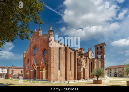 Asti, italia - 20 agosto 2024: Cattedrale di Santa Maria Assunta (vi secolo; XIV) in Piazza Duomo con cielo azzurro e nuvole bianche Foto Stock