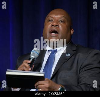 Washington, Stati Uniti. 13 giugno 2024. Il vice amministratore della Federal Emergency Management Agency Erik Hooks fa osservazioni durante un evento che lancia un nuovo sistema di coordinamento della risposta alle catastrofi presso la sede centrale della NASA Mary W. Jackson Building, 13 giugno 2024, a Washington, D.C. il sistema fornirà alle comunità e alle organizzazioni di tutto il mondo l'accesso alla scienza e ai dati per aiutare la risposta alle catastrofi. Crediti: Bill Ingalls/NASA/Alamy Live News Foto Stock