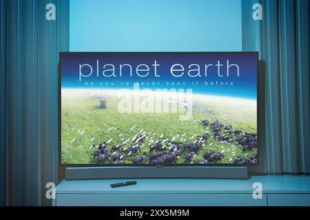 Kaunas, Lituania - 2024 22 agosto: Uno dei più popolari documentari televisivi Planet Earth display Television Screen Foto Stock