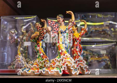 Albaicin, Granada, Provincia di Granada, Andalusia, Spagna. 26 aprile 2023. Statuette di ballerini di flamenco nel negozio di articoli da regalo dell'Alhambra. Foto Stock