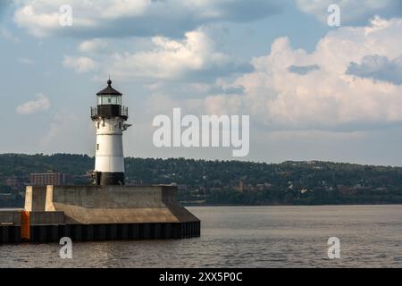 Sole serale sul faro North Shore di Duluth. Duluth, Minnesota, Stati Uniti. Foto Stock